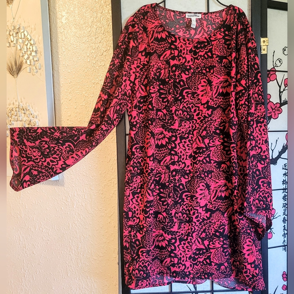SHIPS FREE: Floral Red and Black Tunic